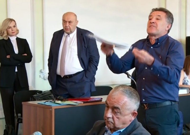 Mamić podivljao u sudnici, potjerao odvjetnike, pa ispred suda nastavio s cirkusom