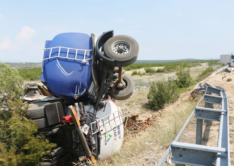 Teška nesreća kod Pirovca: Zbog sudara tegljača i cisterne zatvoren promet