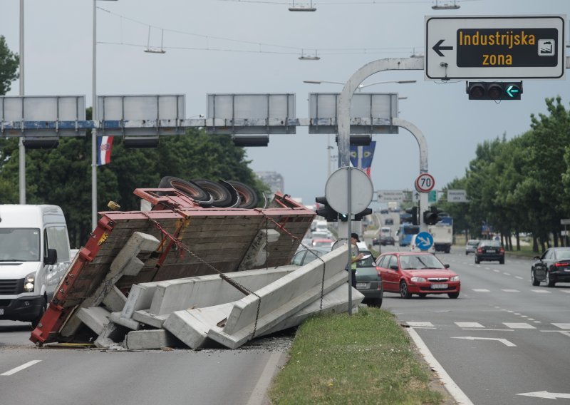 Prikolica puna betonskih blokova prevrnula se na Slavonskoj aveniji