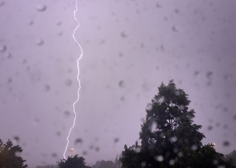 Dva dana zatišja pred novu buru: Vakula najavljuje munje, snijeg, oluje i tramontane