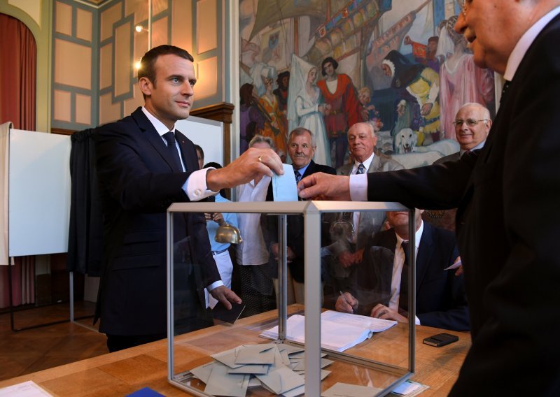 Macron ima apsolutnu većinu, socijalisti priznali poraz