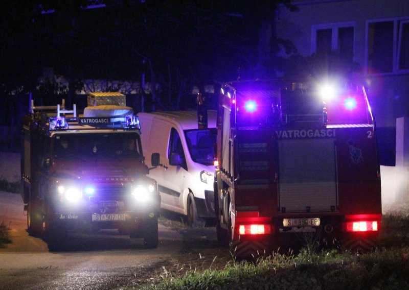 Svih 300 vatrogasaca ostaje preko noći na požarištu kod Makarske