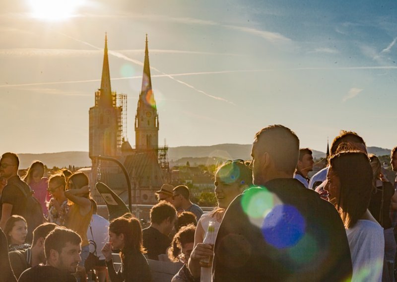 Somersby Sunset chill na terasi s najljepšim pogledom na grad