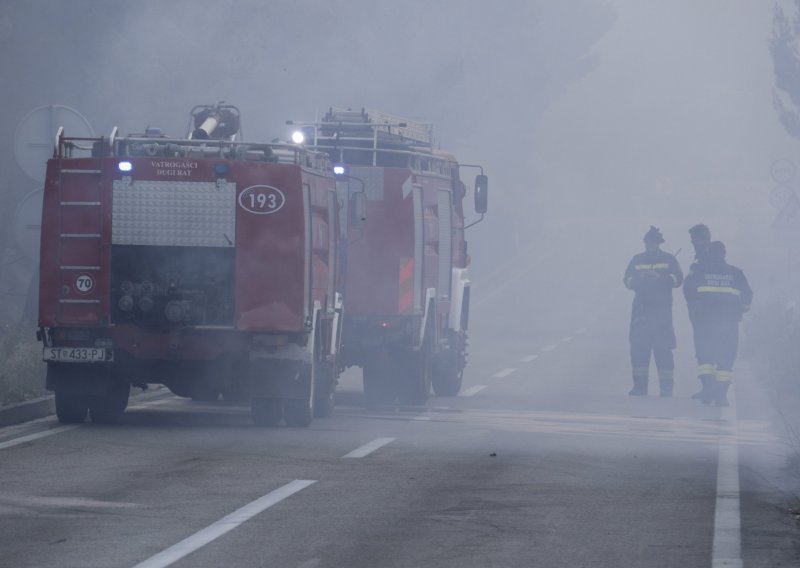 Vojska stiže na požarište, gosti vraćeni u hotele nude pomoć u gašenju