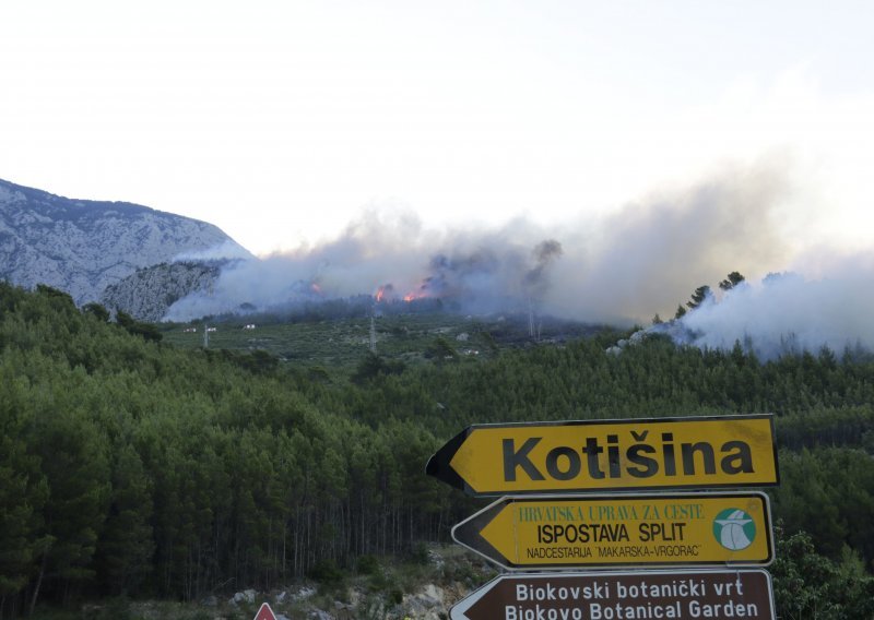 Požarište kod Podgore i Tučepa i dalje s manjim vatrama