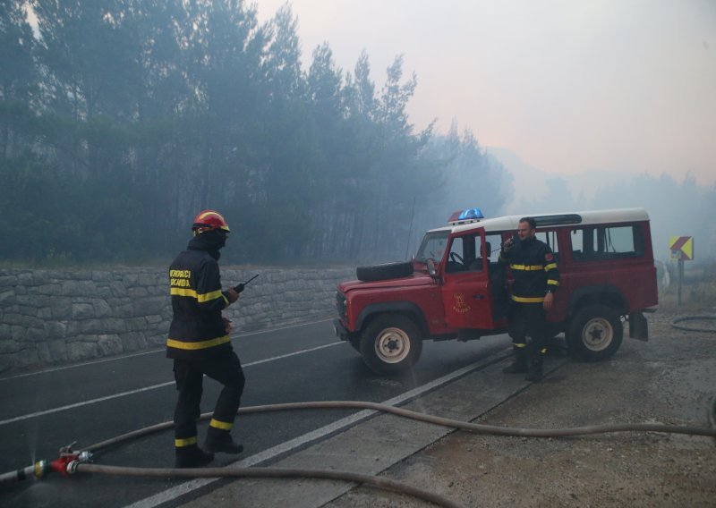 Iskrenje dalekovoda uzrokovalo veliki požar kod Makarske?