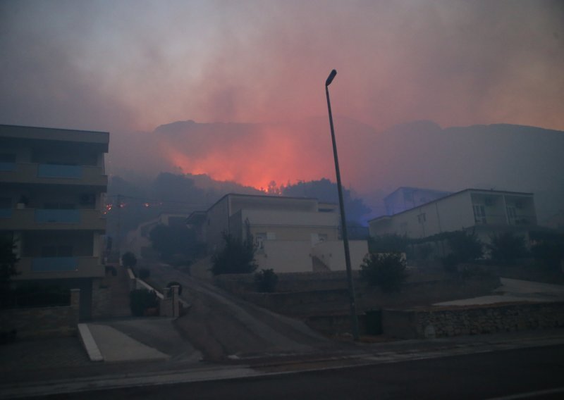 Nakon evakuacije u Tučepima, kreće evakuacija i podbiokovskih sela