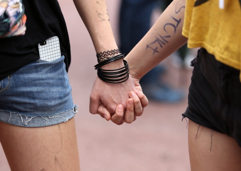 Socijalni radnici apeliraju: Omogućite gej parovima posvajanje djece
