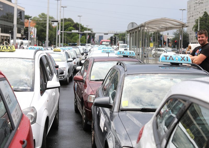 Prosvjed taksista je nelegalan: Stotinama taxi vozila zagušili promet, a nisu se javili policiji