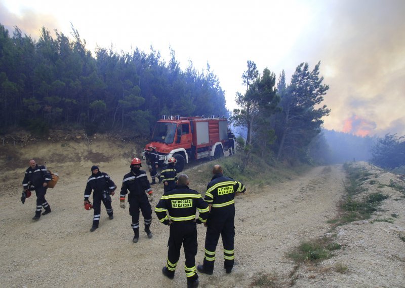 Pogledajte dramatičnu snimku spašavanja vatrogasaca iz vatrenog obruča u Tučepima
