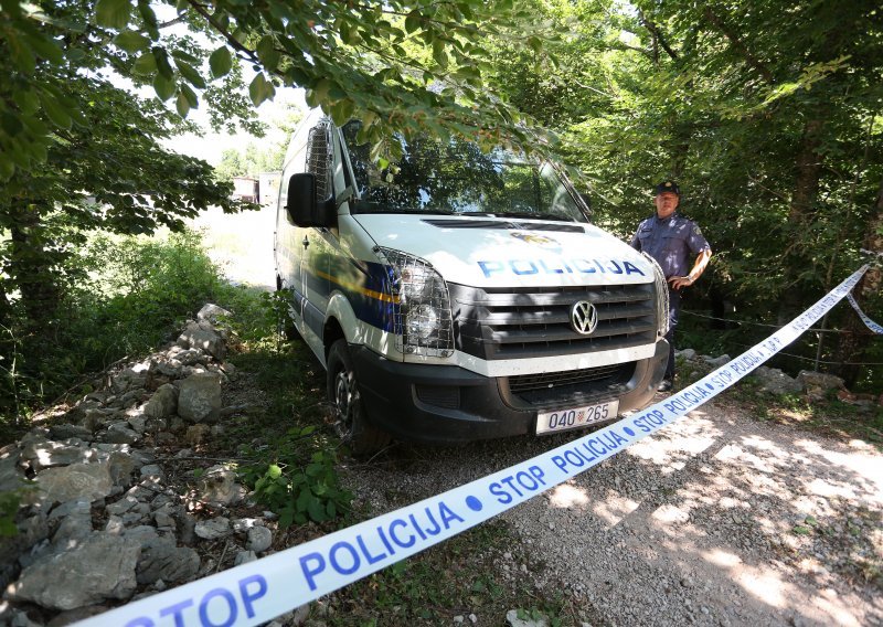 Policija pronašla izgoreni automobil s tri karbonizirana tijela