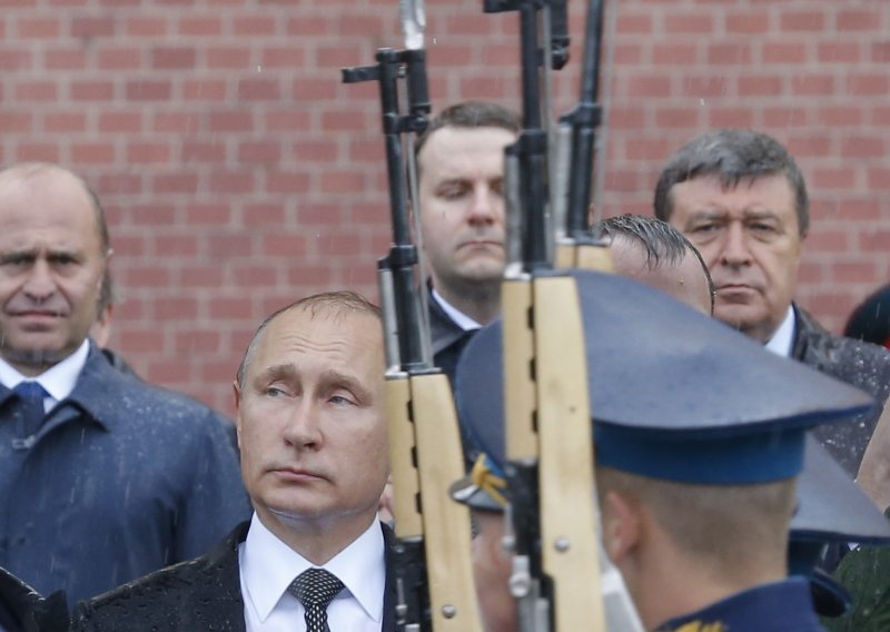 Putin prisustvuje iskakanju padobranaca u sklopu ratnih igara