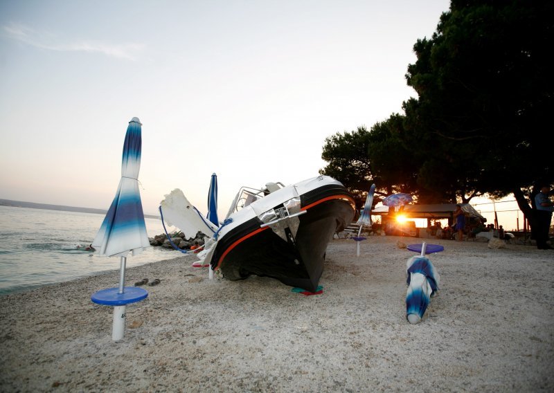 Vozač ispao iz plovila, gliser završio na plaži punoj ljudi