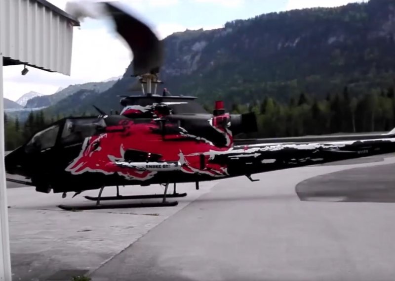 Ovako to izgleda kad helikopter elisom zakači hangar