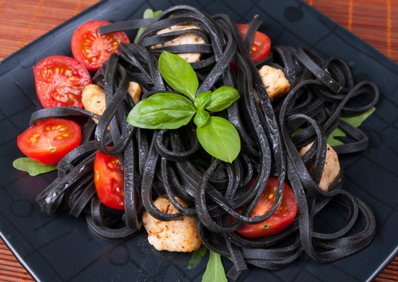 Crna tjestenina novi je hit među gurmanima: Recepti za prste polizati