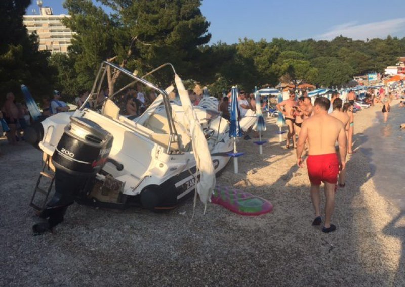 Bizarna nesreća u Crikvenici: Gliserom udario u brod pa izletio na plažu