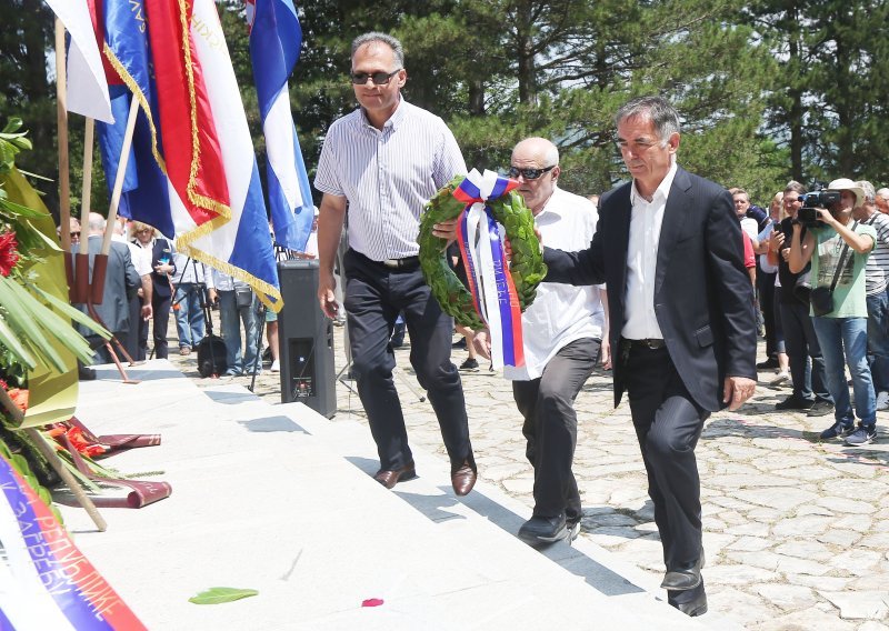 Pupovac i Kajtazi složni: Ploča sa 'Za dom spremni' ne može ostati