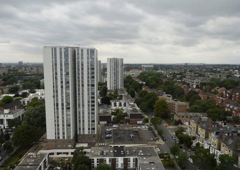 Pet nebodera u Londonu evakuirano usred noći zbog opasnosti od požara