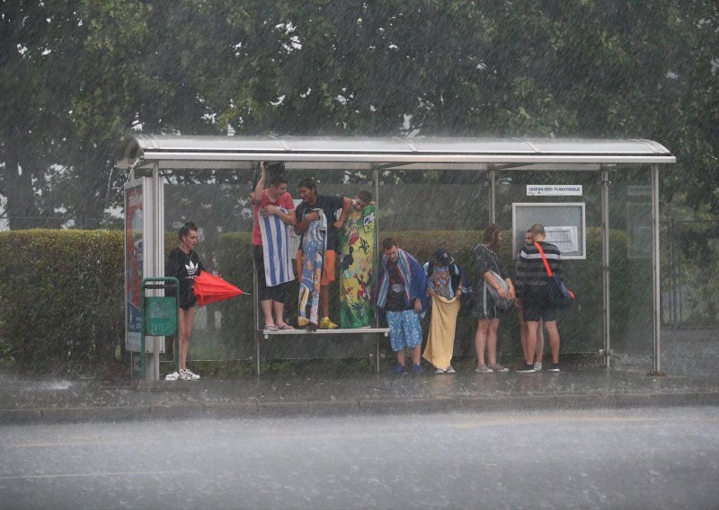 Pripremite se, popodne stižu pljuskovi i grmljavine!