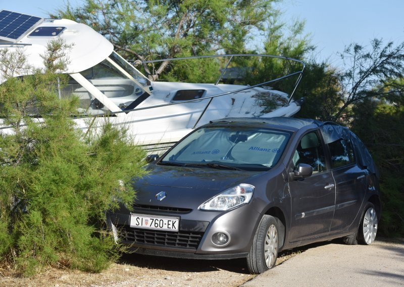 Gliser u punoj brzini izletio na obalu i sudario se s automobilom!