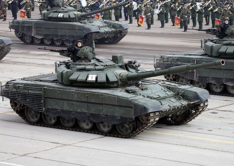 [VIDEO] Pogledajte kako izgleda zabijanje bjeloruskog tenka u stup javne rasvjete