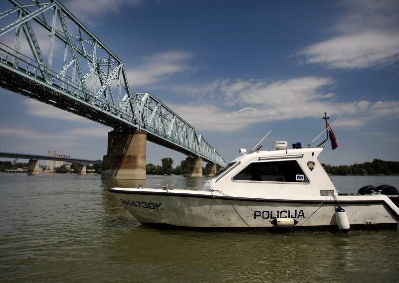 Nastavljena potraga za osobom koja je u Dunav skočila za 4-godišnjakom