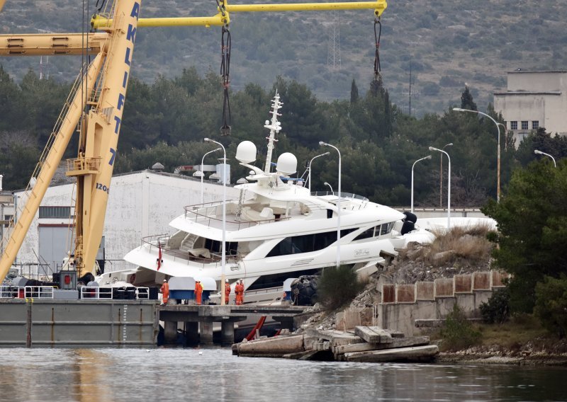 Megadizalica u Šibeniku podigla jahtu od 500 tona