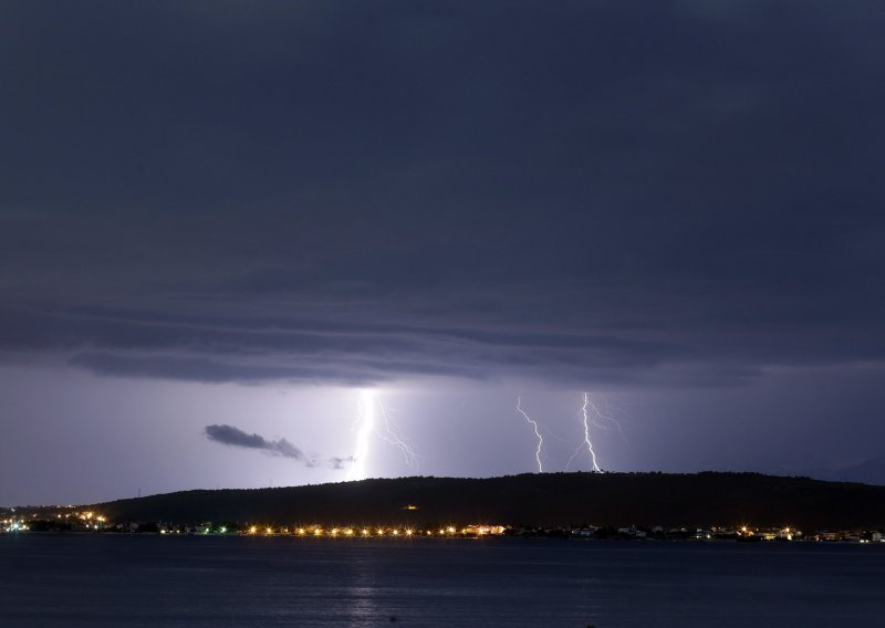 Nevrijeme protutnjalo Hrvatskom: na kopnu vjetar čupao drveće, na moru meteorološki tsunami