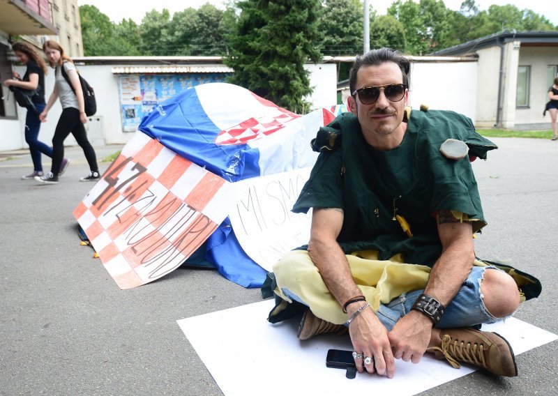 Branitelji Kulture postavili šator u Savskoj zbog ukidanja Kulture kao djelatnosti SC-a