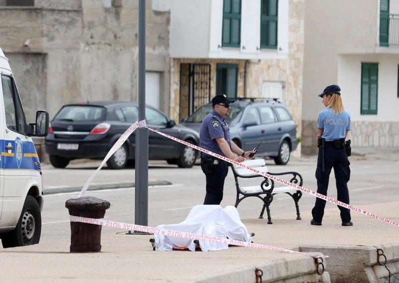 Strani turist pronađen mrtav u moru u Tisnom