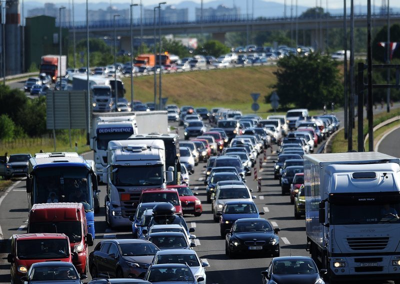 Krenule ljetne gužve, kod Lučkog kilometarske kolone