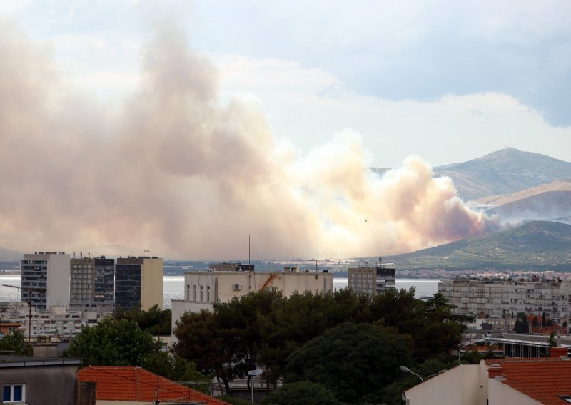 Veliki požar u Planom pod kontrolom, jedna osoba je ozlijeđena, a izgorjela je i nenastanjena kuća