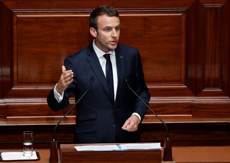 Macron u Versaillesu obećao rezanje broja zastupnika