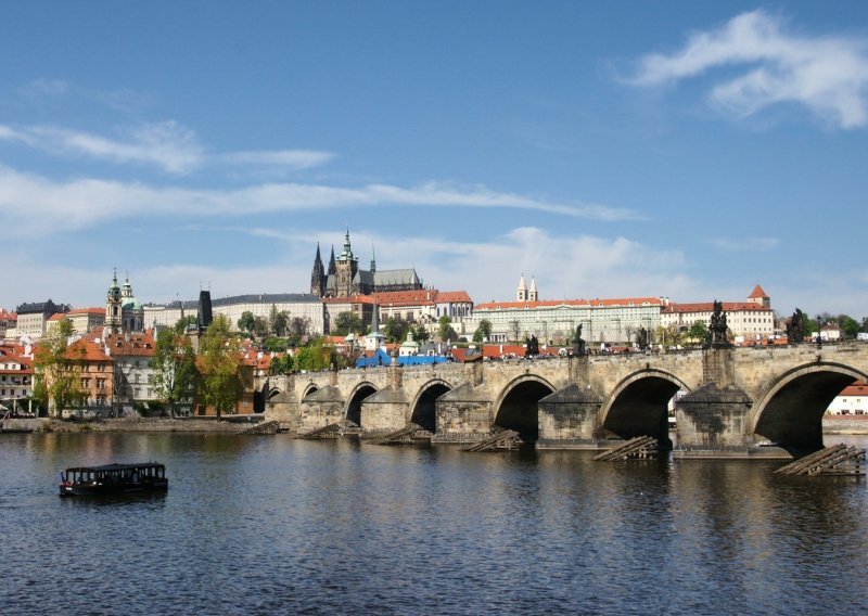 Srušio se 260 metara dug pješački most u Pragu