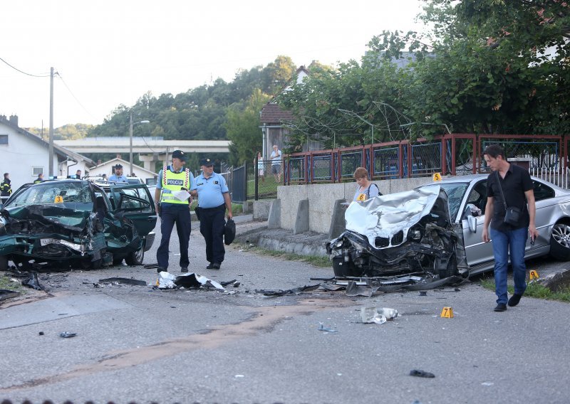 Frontalni sudar u Karlovcu odnio jedan život, drugi u opasnosti