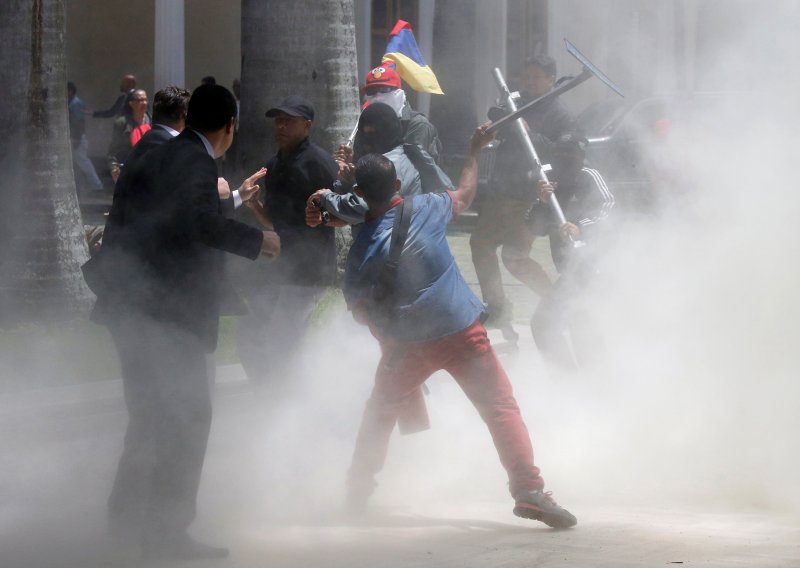 Vladine pristaše upale u venezuelski parlament i ozlijedili zastupnike