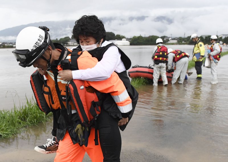 Zbog poplava u Japanu evakuirano 400.000 ljudi, deset nestalih