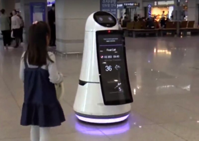 Simpatični robot Troika pomaže izgubljenim putnicima na aerodromu
