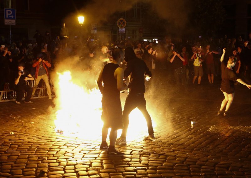 Kaos u Hamburgu: Prosvjedovalo 13.000 ljudi, u sukobu ozlijeđeno 76 policajaca