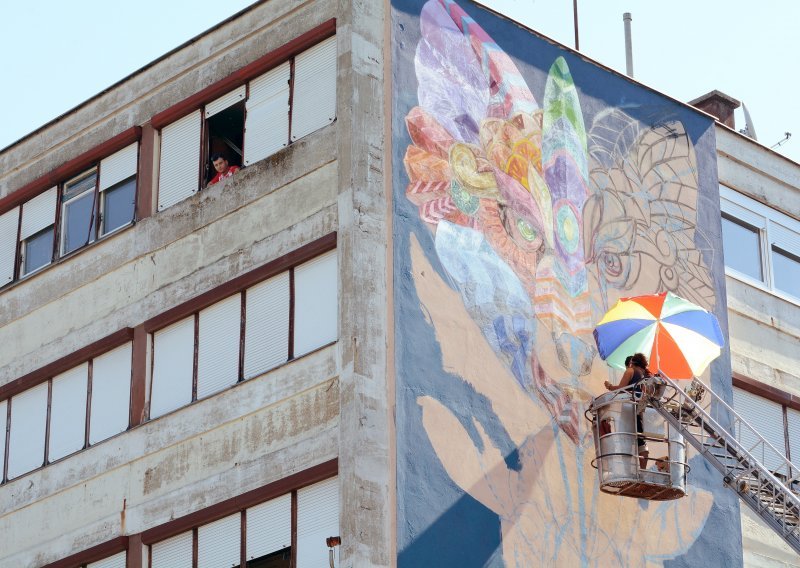 Meksički majstor street arta oslikava pročelje zgrade u Sisku