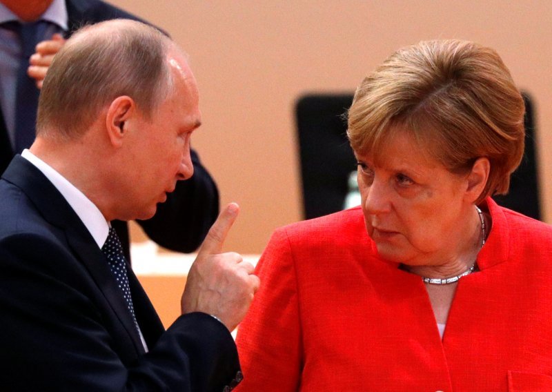Kakva reakcija! Putin joj nešto objašnjava, a Merkel koluta očima