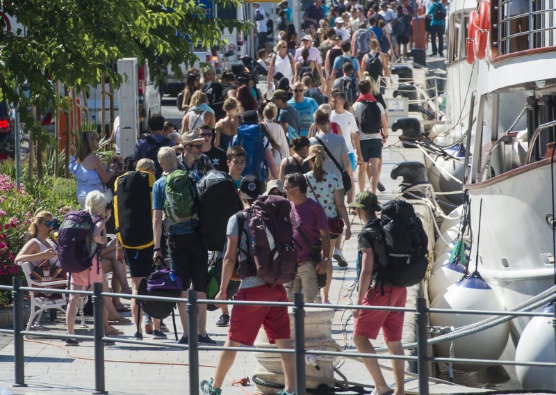 Gužve u splitskoj zračnoj i trajektnoj luci, bilježe porast broja putnika