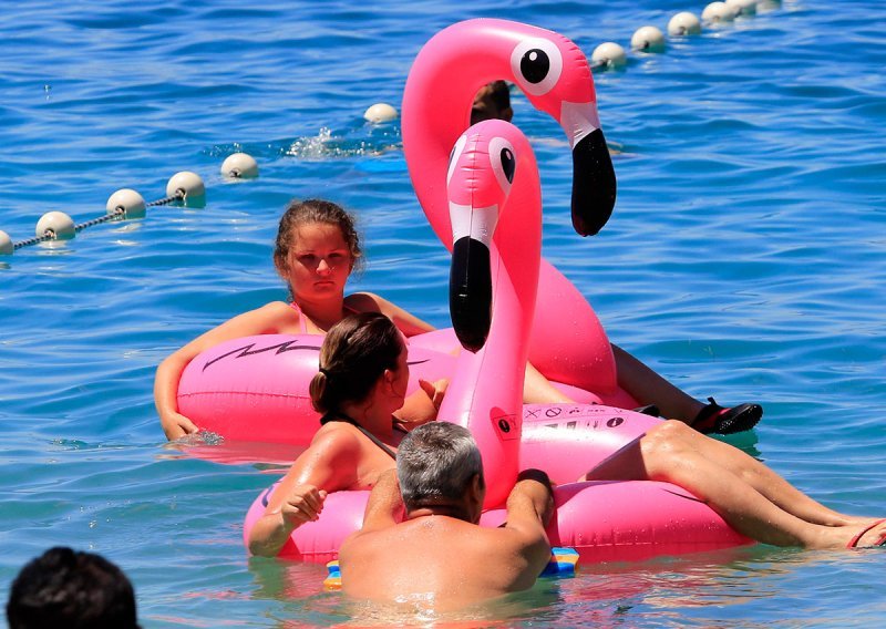 Najpoželjniji ljetni rekvizit osvojio i jadranske plaže: Što je kupanje bez flaminga?