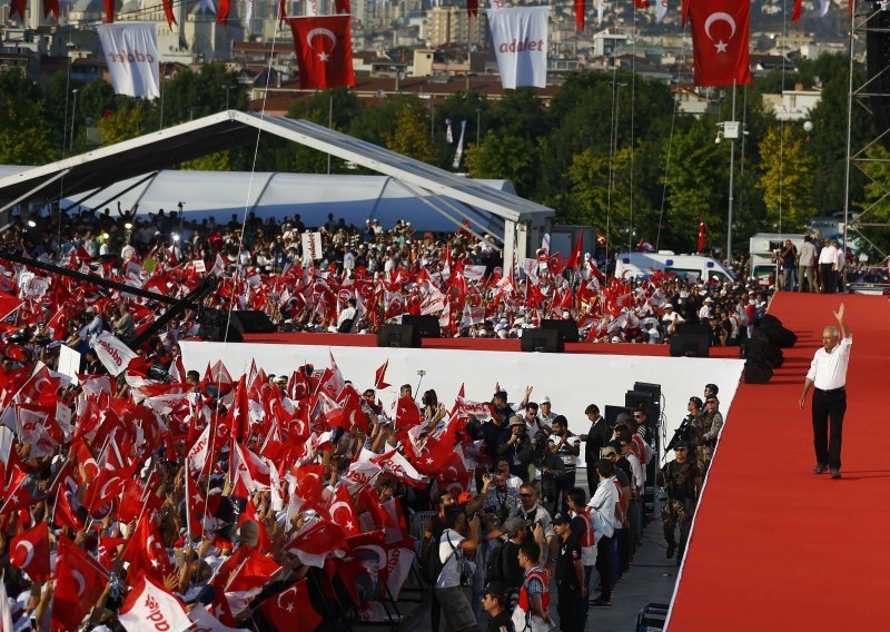 Turska oporba uputila oštre kritike vlasti uz godišnjicu puča