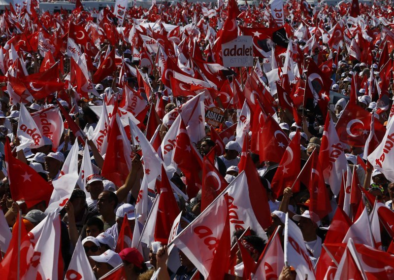 Stotine tisuća ljudi u Istanbulu prosvjeduju protiv Erdoganove vlade