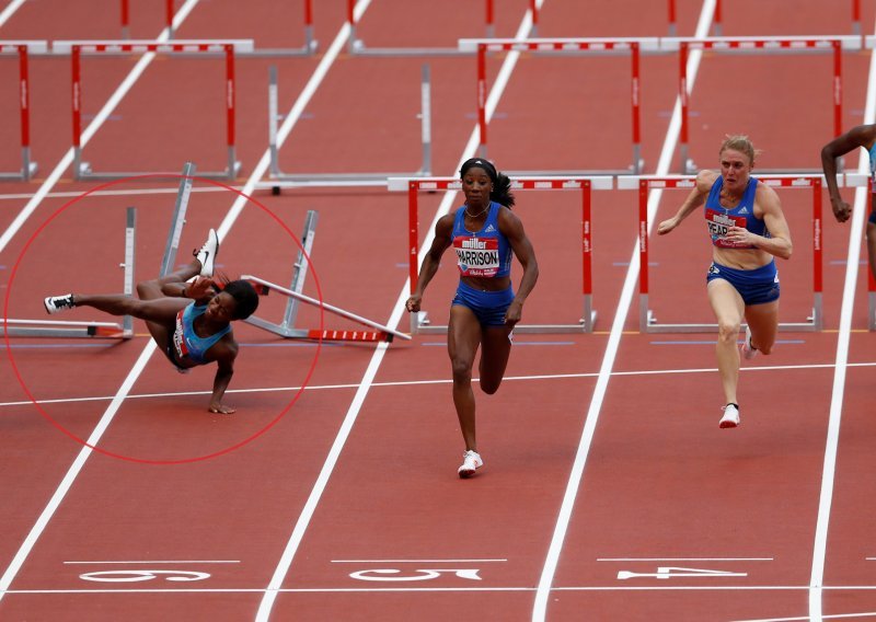 Ona se doslovno bacila na glavu! Pogledajte težak pad američke atletičarke