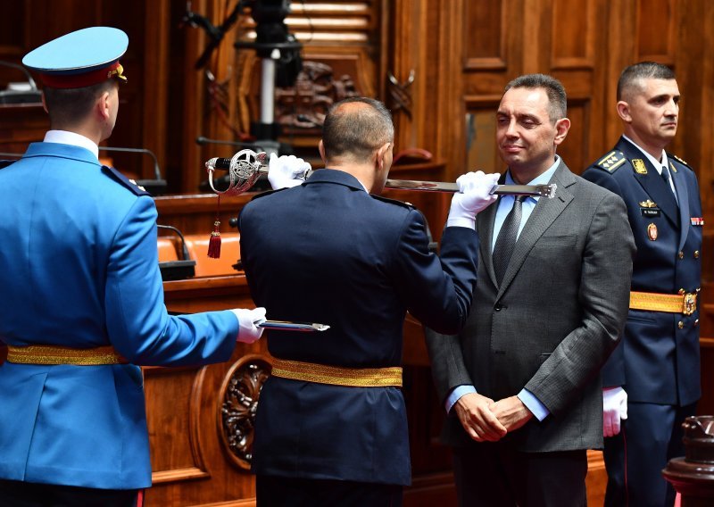 Srpski ministar obrane nije služio vojsku i ima bolji izgovor od Plenkovića