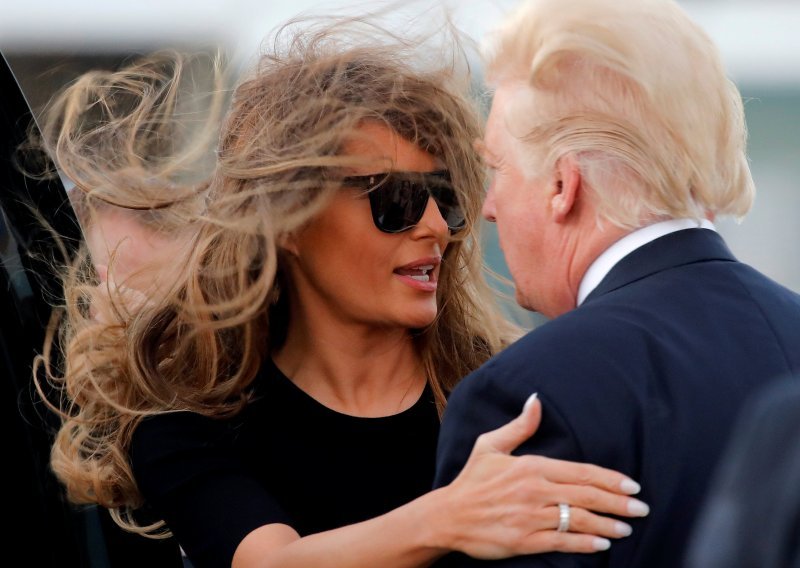 Vjetar u kosi: Razbarušena Melania i postojana frizura Donalda Trumpa