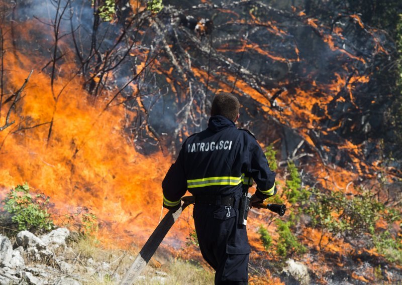 Nema sna za vatrogasce: Tri velika požara u Dalmaciji još nisu ugašena