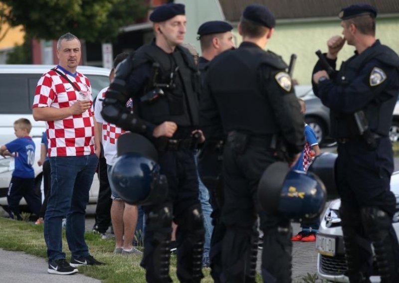 Hrvatski policajci pomažu francuskim kolegama tijekom Eura